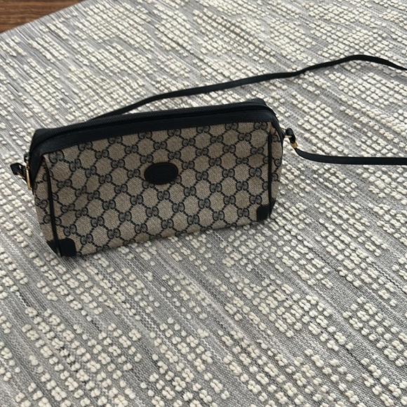 Gucci!! Vintage Navy Gucci Crossbody or over the shoulder bag - Authentic - Picture 1 of 11